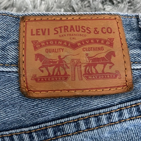 Blue Jean Levi shorts - Picture 3 of 5
